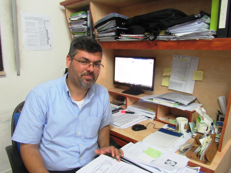 Mohammed Alsalimiya, local coordinator del Land Research Center (Foto: Nena News)